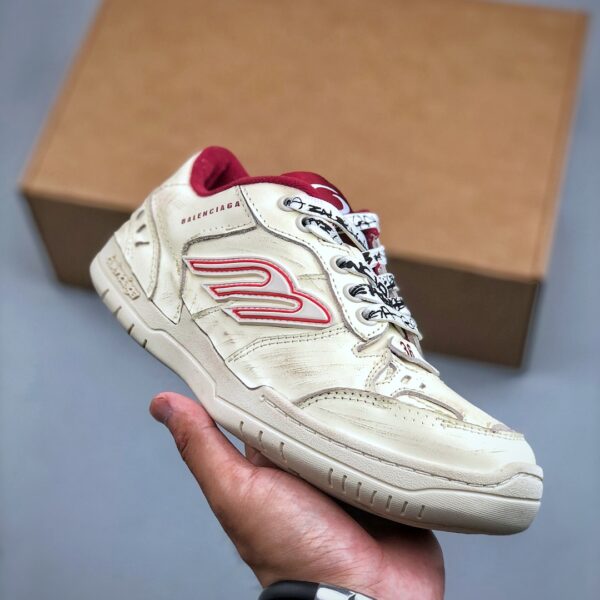 Balenciaga Hamptons wome Worn-out Sneaker in Off White/red