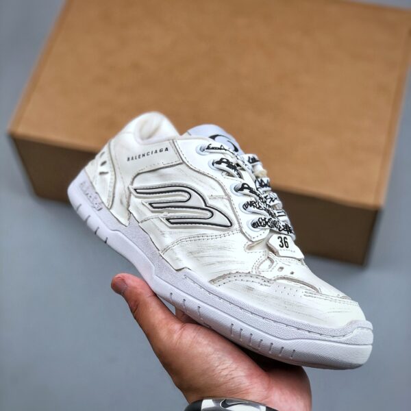 Balenciaga Hamptons wome Worn-out Sneaker in Off White/grey