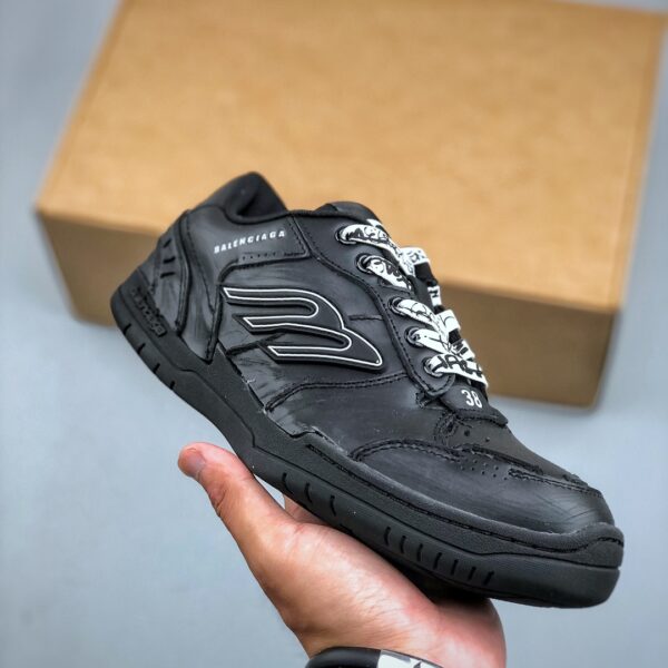 Balenciaga Hamptons wome Worn-out Sneaker in Off Black