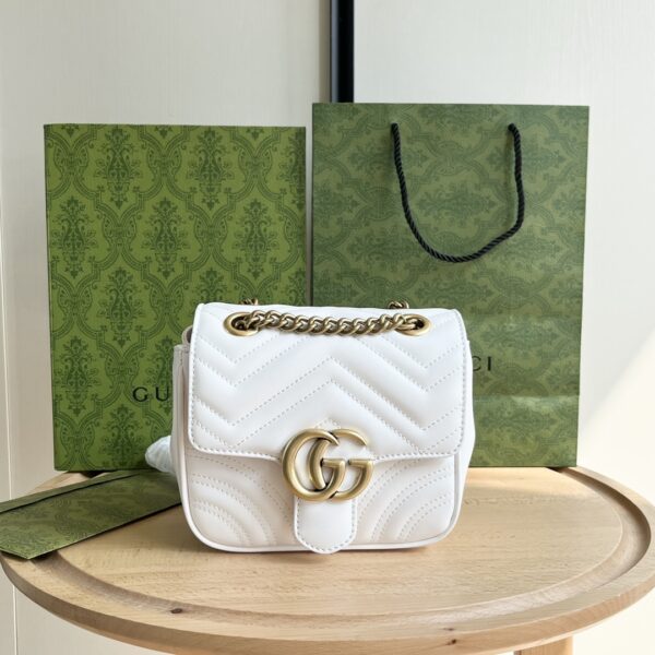 グッチ(GUCCI) GG 斜 めがけ バッグ 18X13.5X8cm