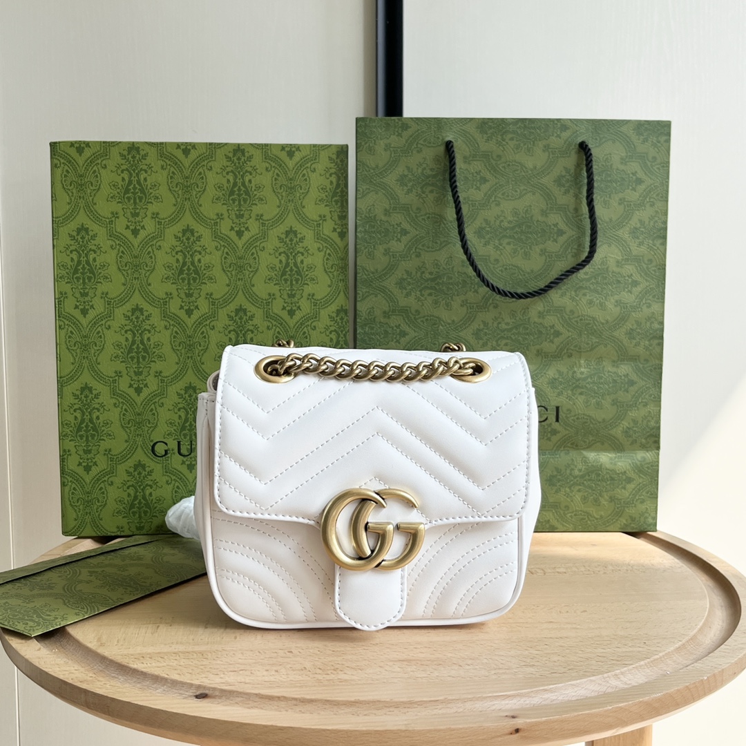 グッチ(GUCCI) GG 斜 めがけ バッグ 18X13.5X8cm