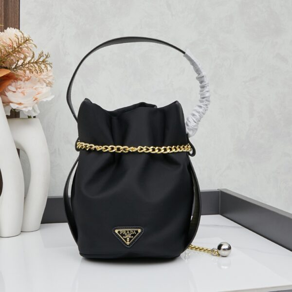 PRADA(プラダ) ナイロン ミニトート バッグ 黒 24x19x15cm