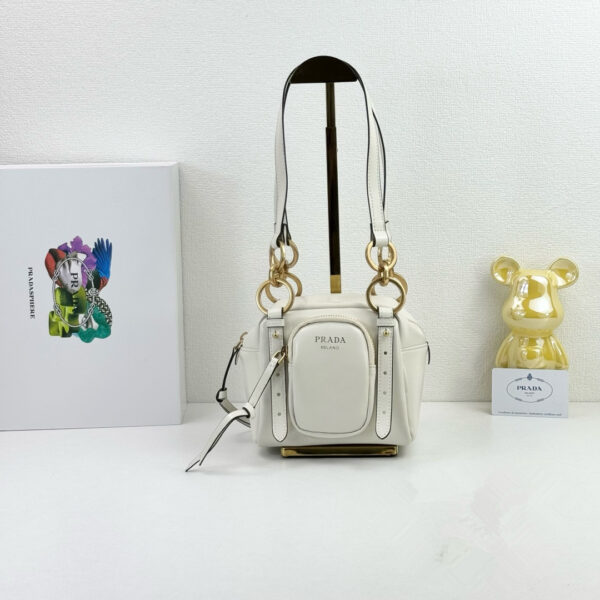 PRADA(プラダ) 肩掛け バッグ 白 15x15cm