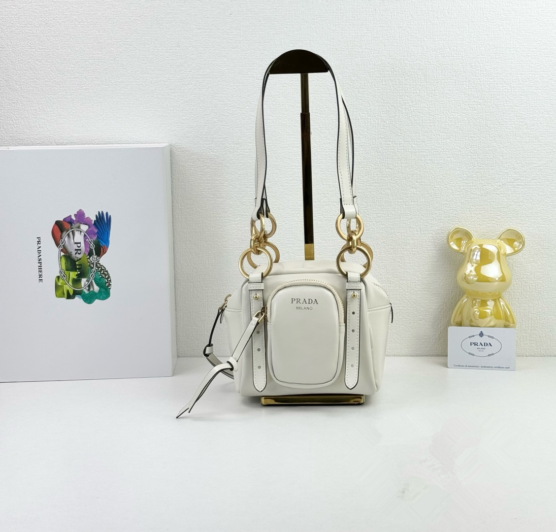 PRADA(プラダ) 肩掛け バッグ 白 15x15cm