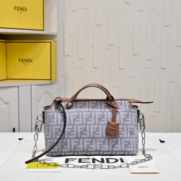 Fendi(フェンディ) ショルダー バッグ 26x18cm