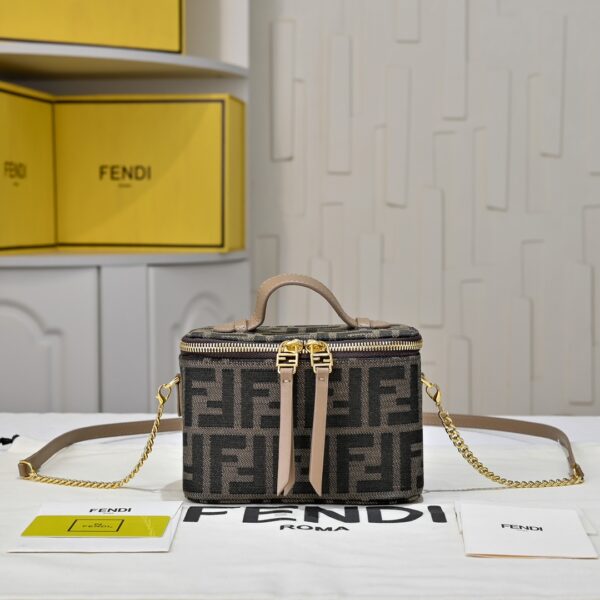 Fendi(フェンディ) 斜 めがけ バッグ 16x8x11cm