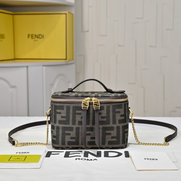 Fendi(フェンディ) 斜 めがけ バッグ 16x8x11cm