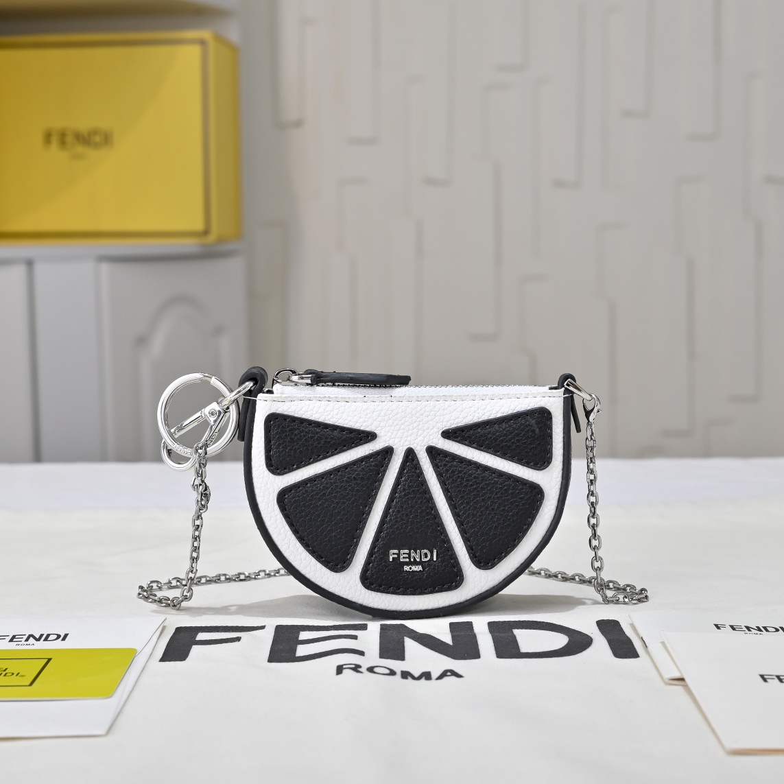Fendi(フェンディ) 斜 めがけ バッグ 13x8.5cm