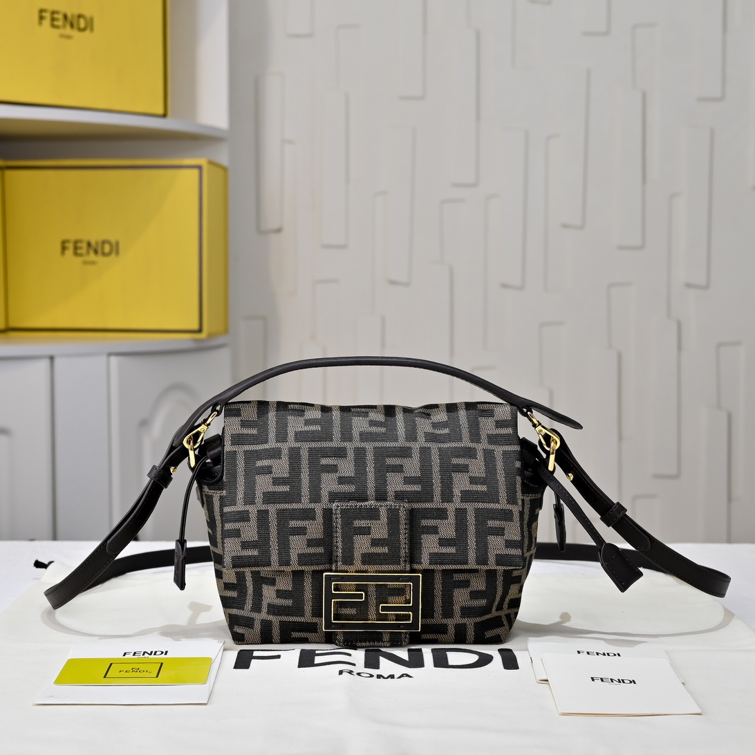 Fendi(フェンディ) 斜 めがけ バッグ 26.5x8.5x18cm