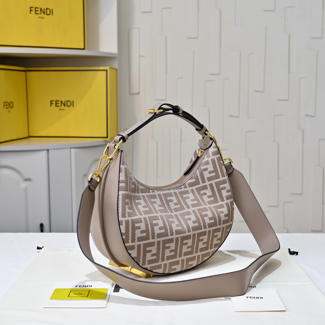 Fendi(フェンディ) 肩掛け バッグ 29x24x10cm