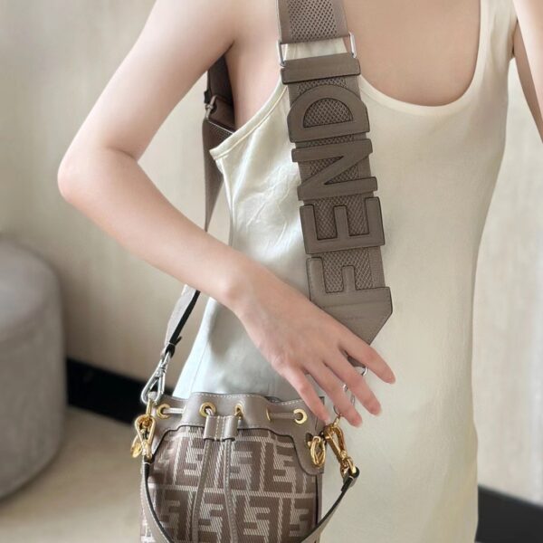 Fendi(フェンディ) 巾着 バッグ 14x12x18cm